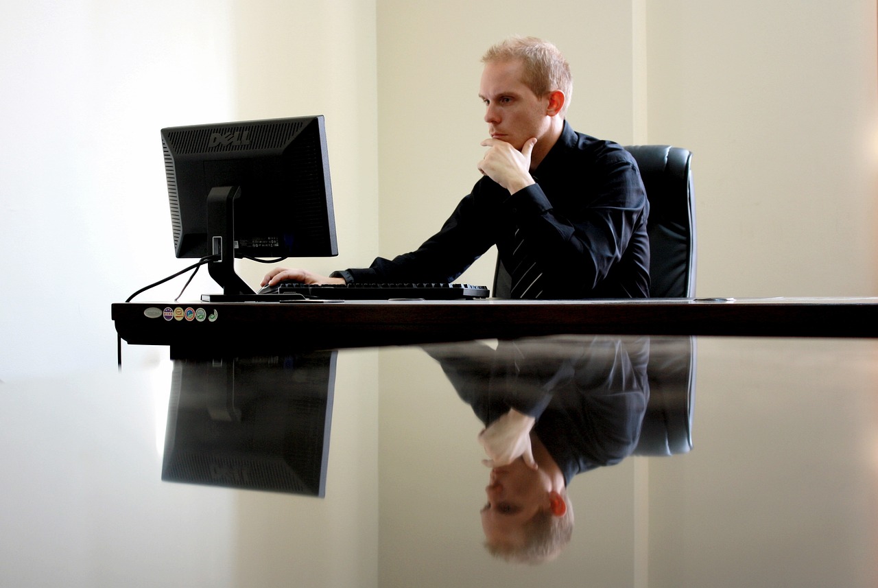 Hombre frente a ordenador